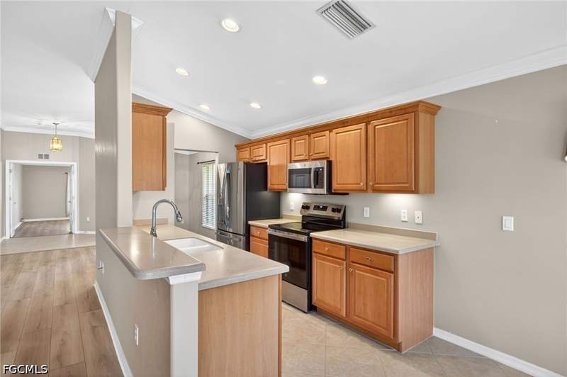3 bedroom SingleFamilyResidence at 9550 Hemingway Ln, Oak Run, Fort Myers — photo 5