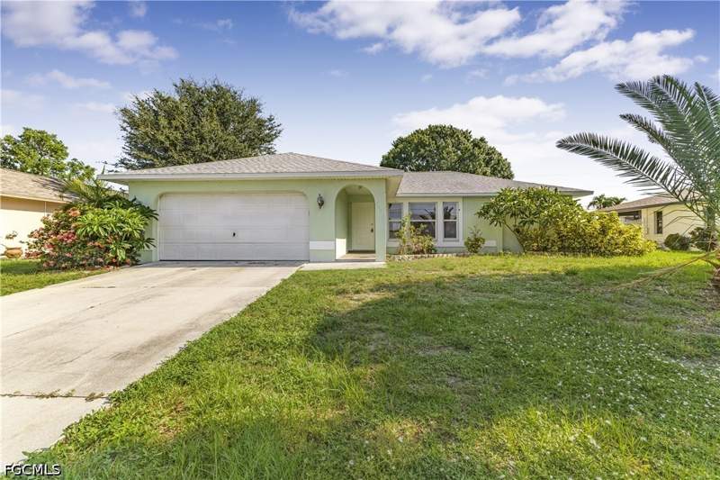 3 bedroom SingleFamilyResidence at 1401 SE 3rd St, Shamrock Lakes, Cape Coral — photo 2