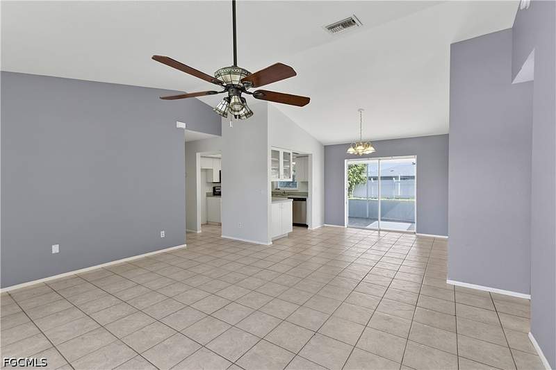 3 bedroom SingleFamilyResidence at 1401 SE 3rd St, Shamrock Lakes, Cape Coral — photo 4