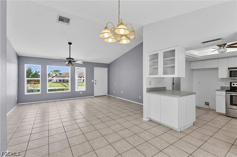 3 bedroom SingleFamilyResidence at 1401 SE 3rd St, Shamrock Lakes, Cape Coral — photo 5