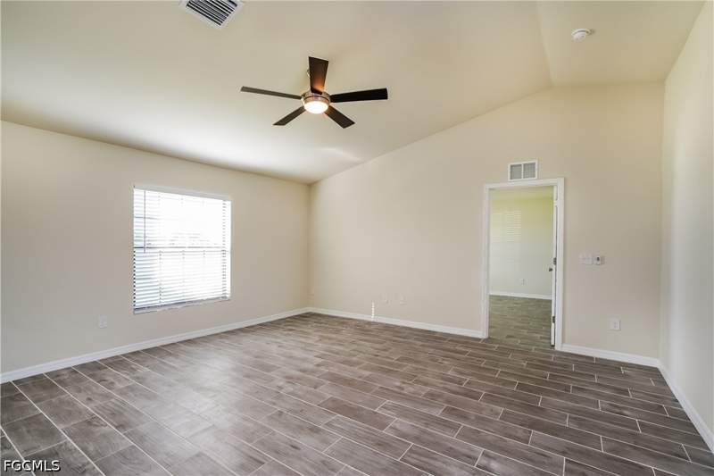 3 bedroom SingleFamilyResidence at 911 NE 9th St, Cape Coral, Cape Coral — photo 3