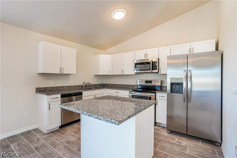 3 bedroom SingleFamilyResidence at 911 NE 9th St, Cape Coral, Cape Coral — photo 5