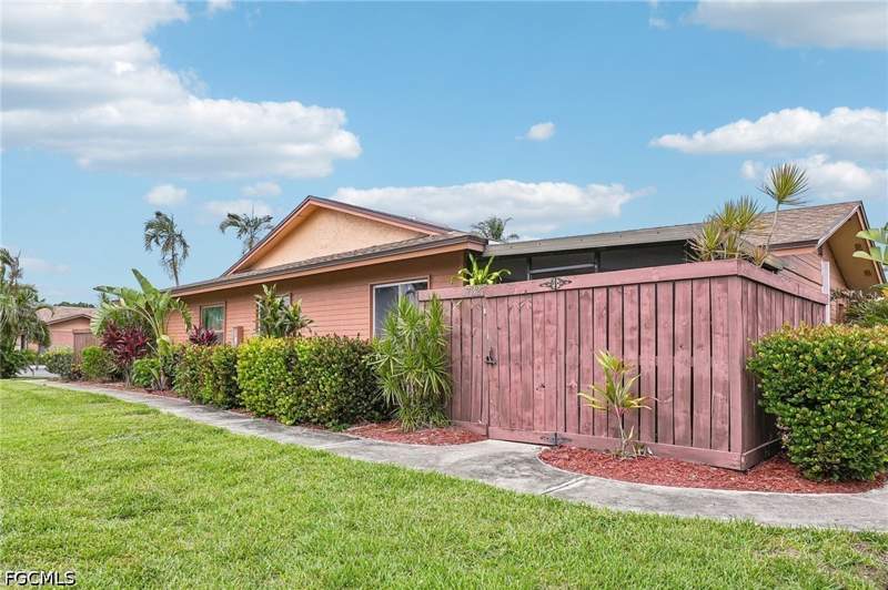 3 bedroom Attached at 17327 Birchwood Ln, Royal Woods, Fort Myers — photo 3