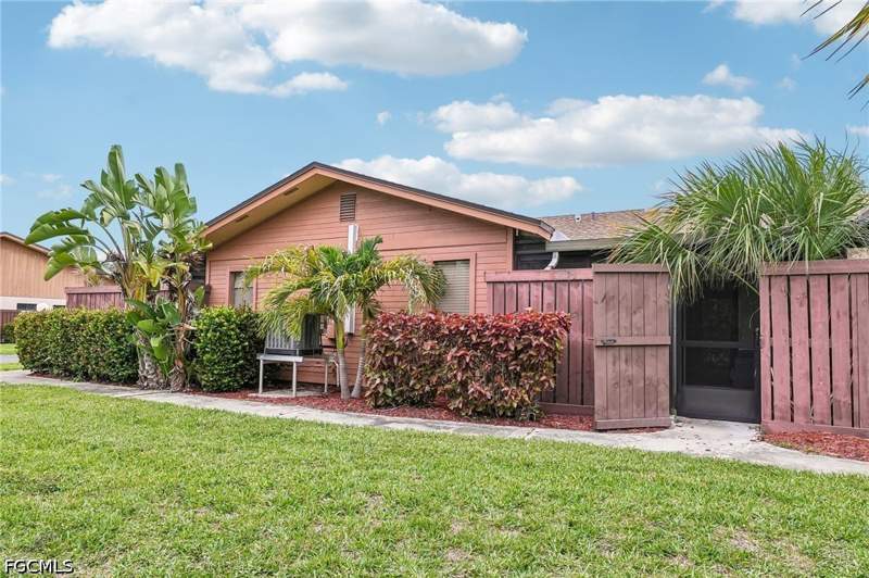 3 bedroom Attached at 17327 Birchwood Ln, Royal Woods, Fort Myers — photo 4