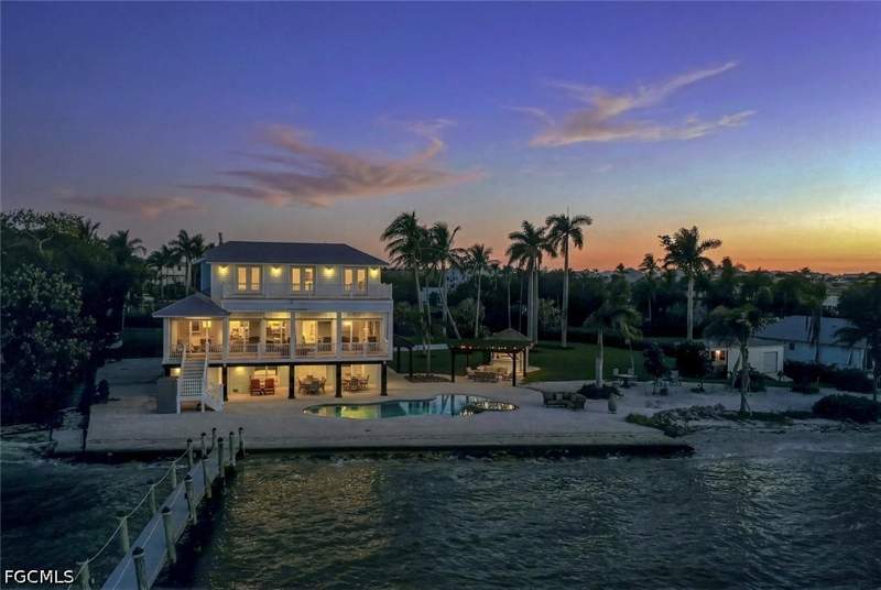 6 bedroom SingleFamilyResidence at 7660 Bocilla Ln, Kreamers Subd, Bokeelia — photo 2