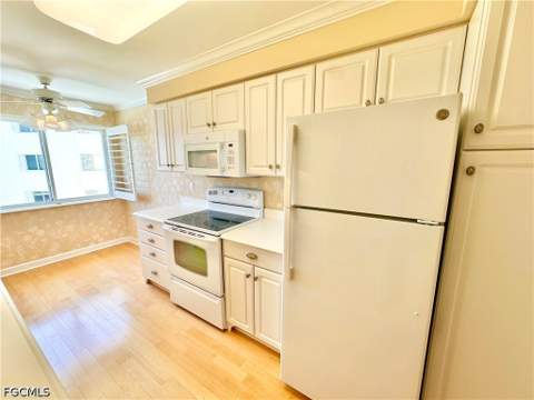 3420 Gulf Shore Blvd N 43, Naples FL - photo 6 of 33