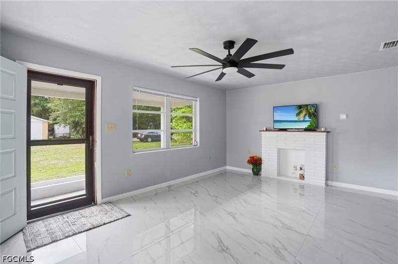 3 bedroom SingleFamilyResidence at 372 Altamont Ave, Alabama Grove Terrace, Fort Myers — photo 3