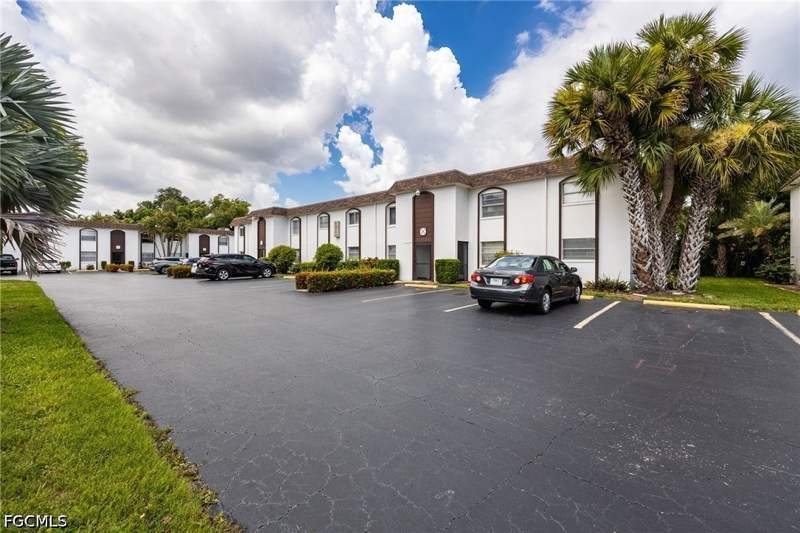 2 bedroom Condominium at 2828 Jackson St B3, Villa Capri Condominium, Fort Myers — photo 2