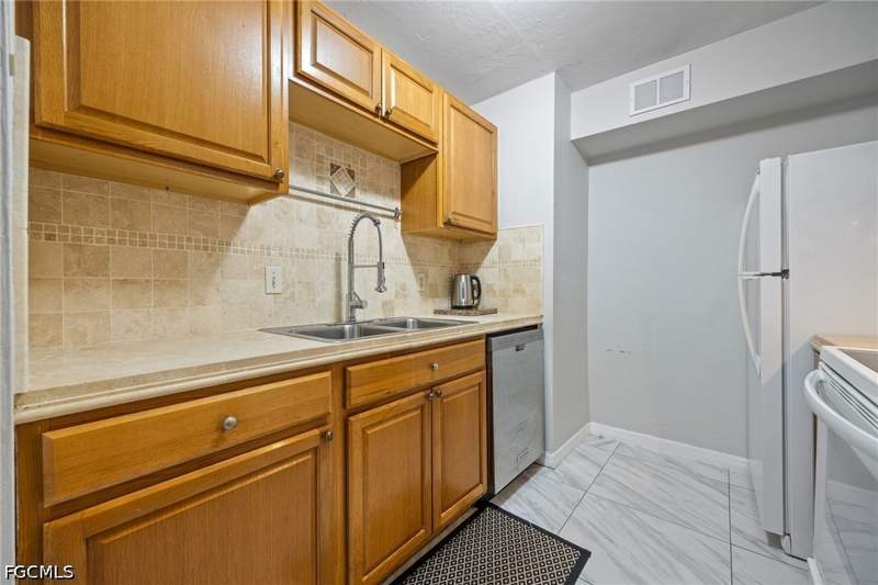 2 bedroom Condominium at 2828 Jackson St B3, Villa Capri Condominium, Fort Myers — photo 4