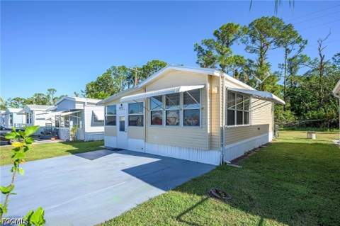 271 Caravan Cir, North Fort Myers FL - photo 15 of 33