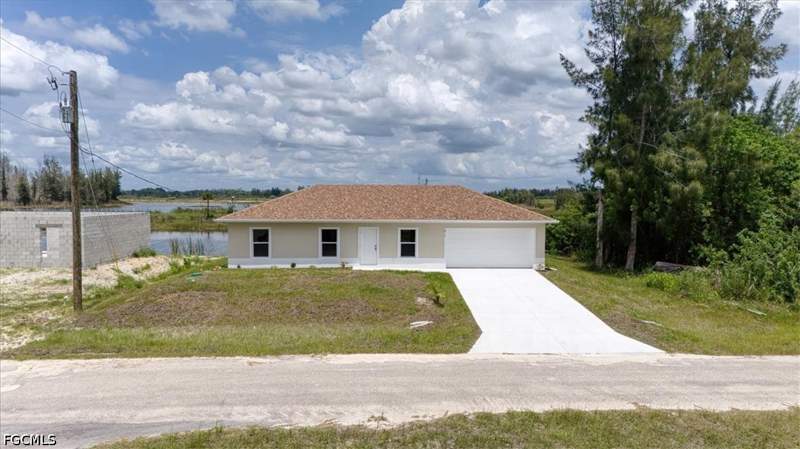 3 bedroom SingleFamilyResidence at 1816 Long Beach Dr, Greenbriar, Lehigh Acres — photo 2