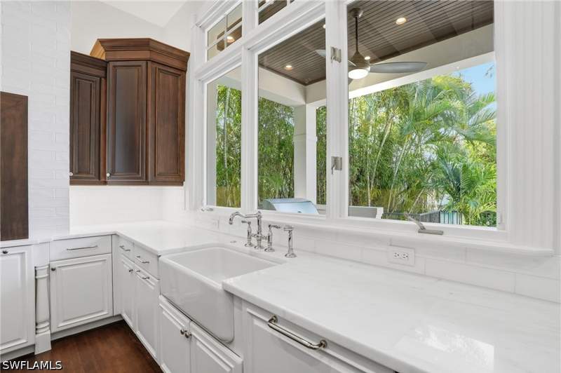 5 bedroom SingleFamilyResidence at 160 16th Ave S, Aqualane Shores, Naples — photo 5
