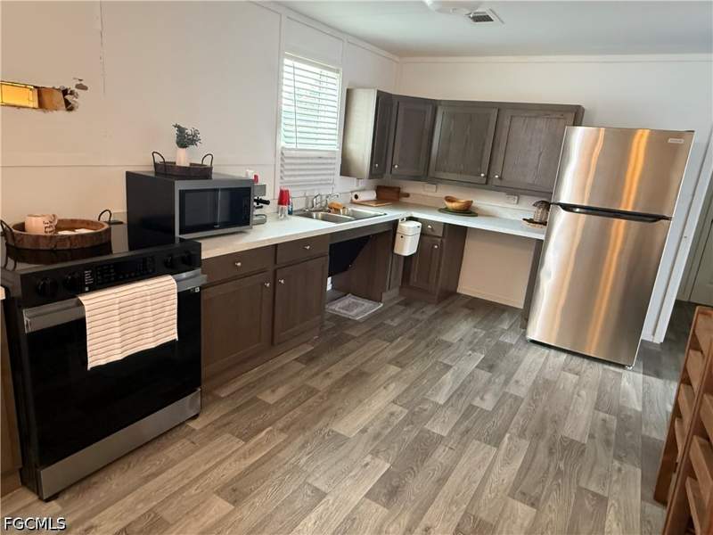 2 bedroom ManufacturedHome at 8165 Heck Dr, North Fort Myers, North Fort Myers — photo 5