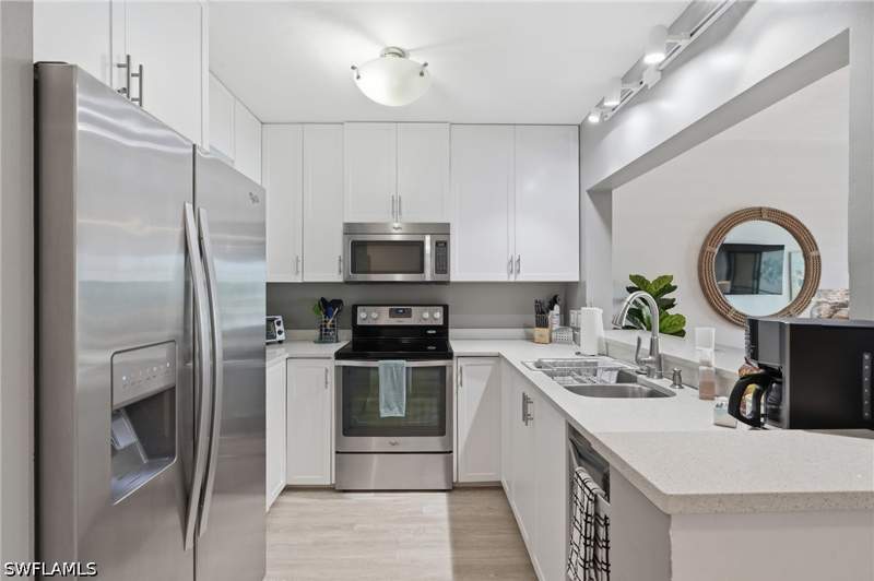 2 bedroom Condominium at 803 River Point Dr 107B, Beaumer, Naples — photo 4