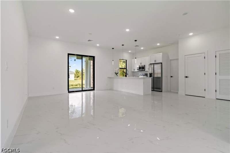 3 bedroom SingleFamilyResidence at 2001 Curry Ave N, Lehigh Acres, Lehigh Acres — photo 4