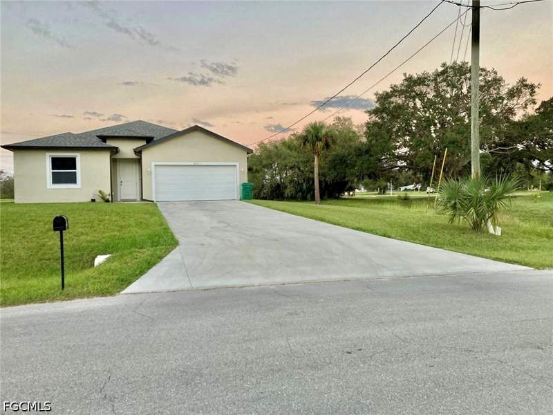 3 bedroom SingleFamilyResidence at 2013 Odessa Cir, Port Labelle, Labelle — photo 3
