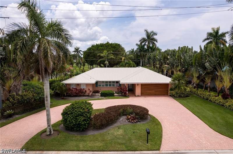 3 bedroom SingleFamilyResidence at 520 Harbour Dr, Moorings, Naples — photo 3