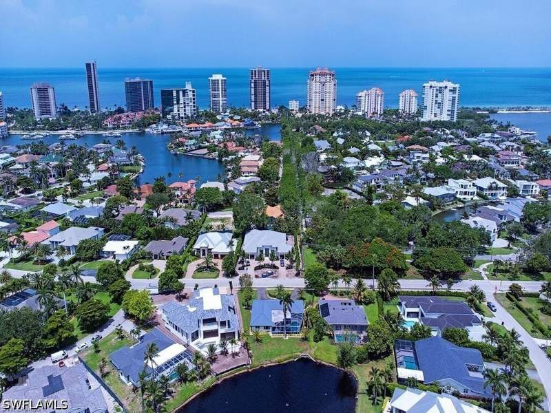 3 bedroom SingleFamilyResidence at 4856 Crayton Rd, Park Shore, Naples — photo 3