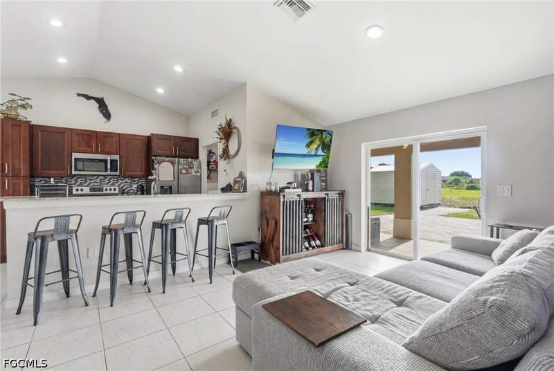 3 bedroom SingleFamilyResidence at 7075 Tide Cir, Port Labelle, Labelle — photo 4