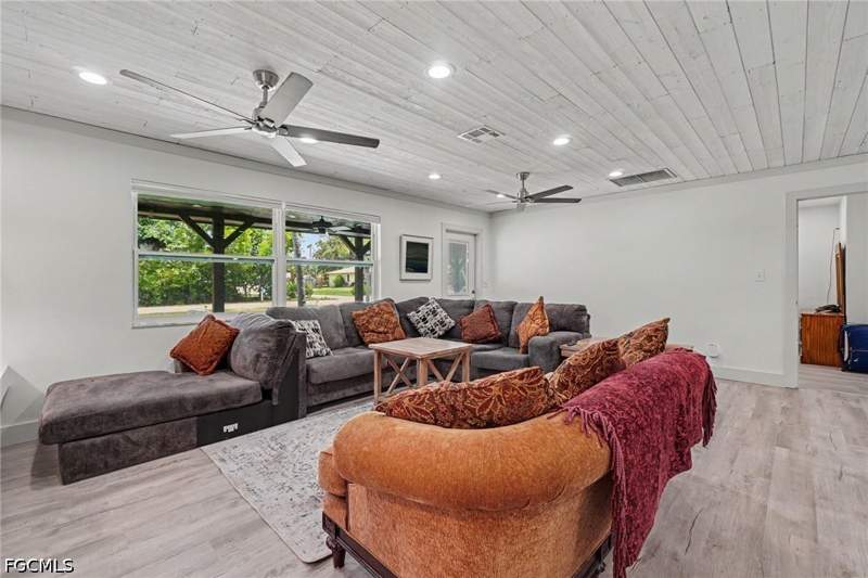 5 bedroom SingleFamilyResidence at 3728 Gasparilla St, Pine Island Tropical Homesites, St James City — photo 4