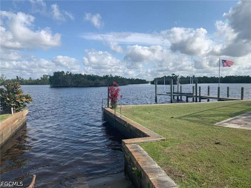 3 bedroom SingleFamilyResidence at 4919 E Riverside Dr, Morse Shores, Fort Myers — photo 2