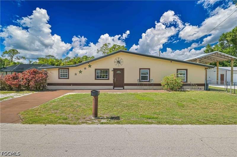 2 bedroom SingleFamilyResidence at 427 Stockton St, Palmona Park, North Fort Myers — photo 3