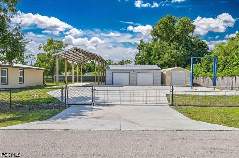 2 bedroom SingleFamilyResidence at 427 Stockton St, Palmona Park, North Fort Myers — photo 4