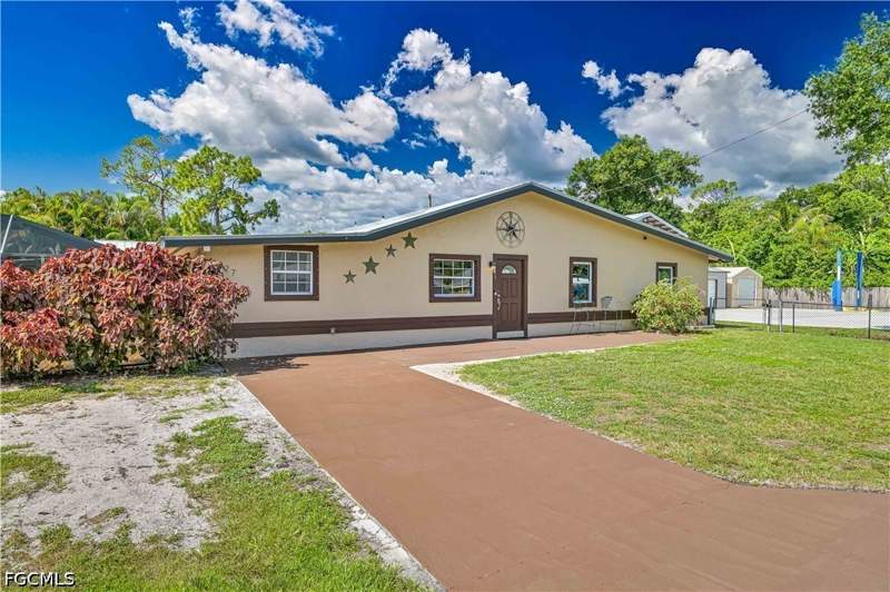 2 bedroom SingleFamilyResidence at 427 Stockton St, Palmona Park, North Fort Myers — photo 5
