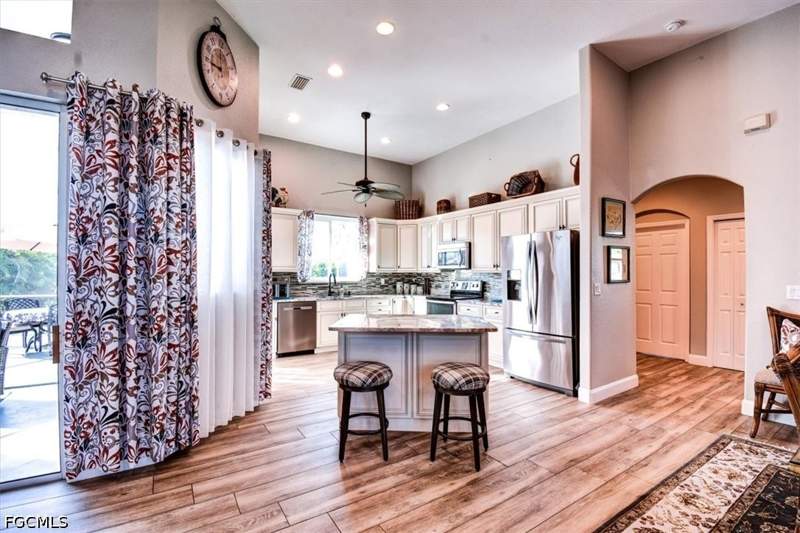 3 bedroom SingleFamilyResidence at 420 SE 32nd St, Cape Coral, Cape Coral — photo 4