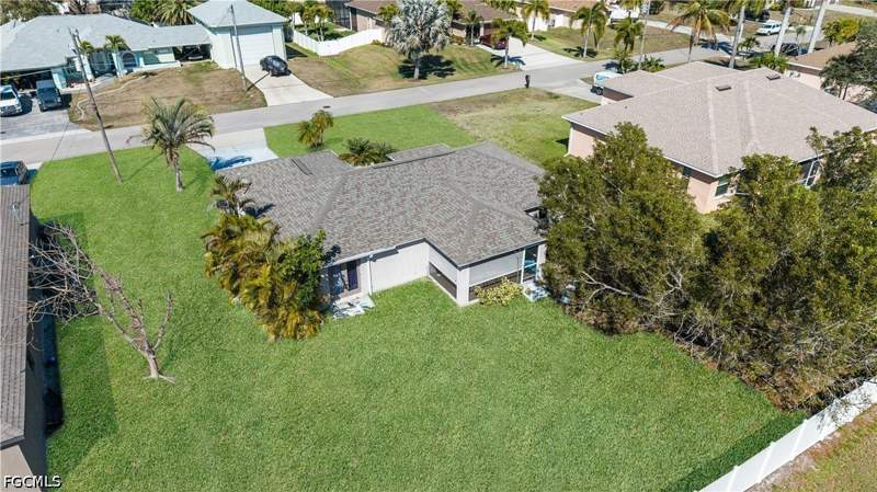 3 bedroom SingleFamilyResidence at 1810 SW 22nd St, Cape Coral, Cape Coral — photo 3