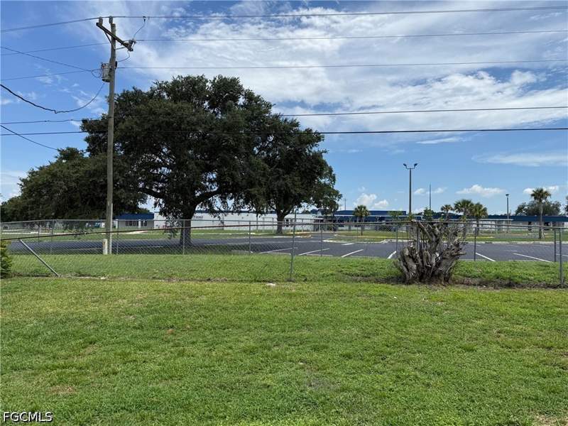 6 bedroom SingleFamilyResidence at 200 Arthur Ave, Lehigh Acres, Lehigh Acres — photo 3