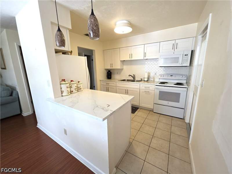 2 bedroom Attached at 1 Dutch Iris Ln, Pinewood Condominium, Lehigh Acres — photo 5