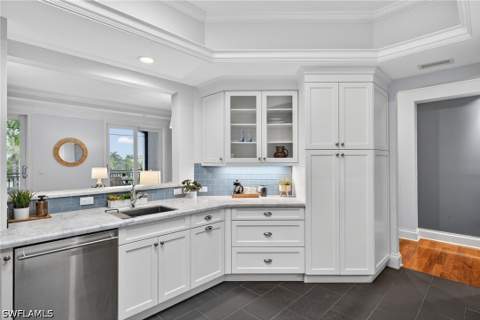 625 5th Ave S 302, Naples FL - photo 9 of 33
