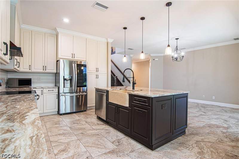 4 bedroom SingleFamilyResidence at 2534 Verdmont Ct, Sandoval, Cape Coral — photo 3