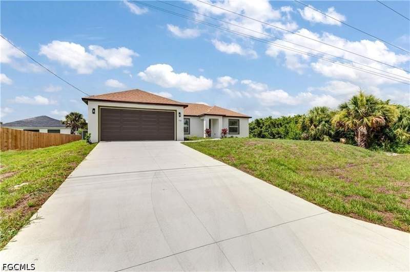 3 bedroom SingleFamilyResidence at 1242 Echard St E, Lehigh Estates, Lehigh Acres — photo 2