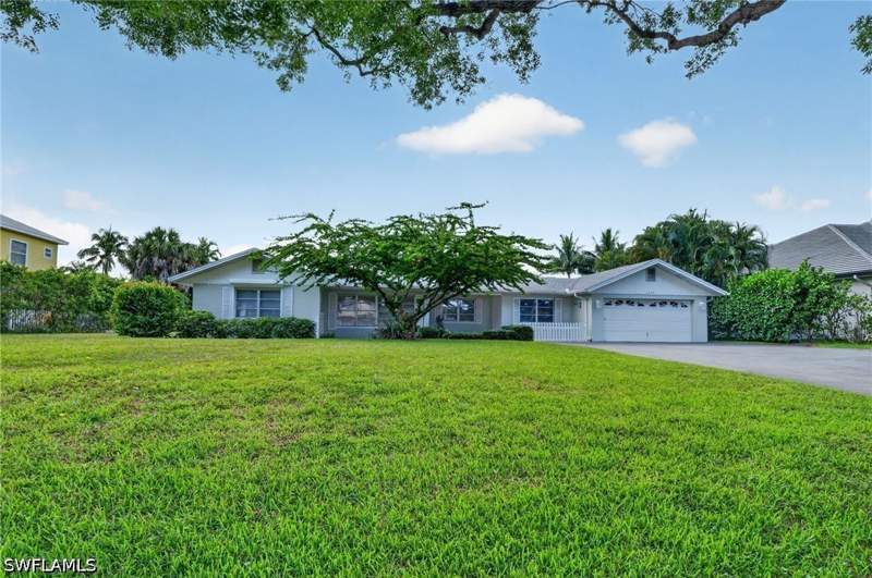 2 bedroom SingleFamilyResidence at 1608 Crayton Rd, Coquina Sands, Naples — photo 4