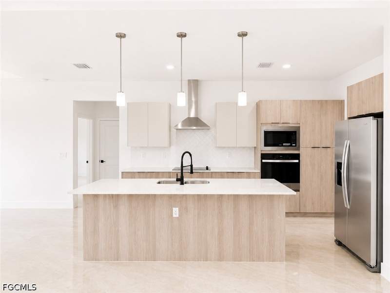 4 bedroom SingleFamilyResidence at 8022 Sunrise Cir, Port Labelle, Labelle — photo 2