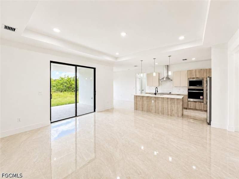 4 bedroom SingleFamilyResidence at 8022 Sunrise Cir, Port Labelle, Labelle — photo 3