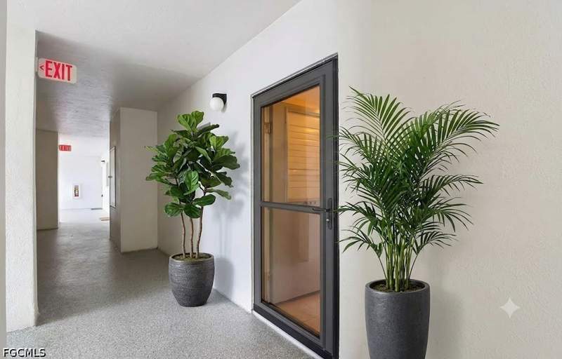 2 bedroom Condominium at 1901 Clifford St 1003, Sunset Vista, Fort Myers — photo 2