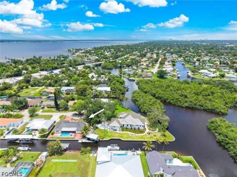 1040 Edgemere Dr, Fort Myers FL - photo 6 of 46