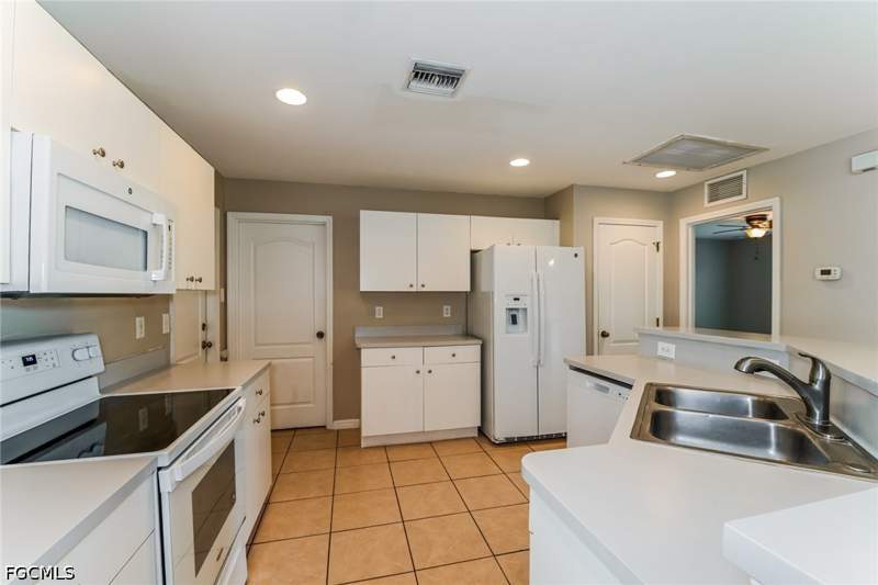 3 bedroom SingleFamilyResidence at 5545 Beck St, Lehigh Acres, Lehigh Acres — photo 5