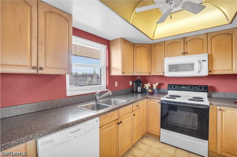 2 bedroom Condominium at 5419 Rattlesnake Hammock Rd 304F, Country Club Manor, Naples — photo 4