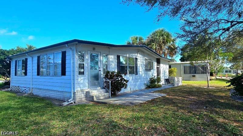 2 bedroom ManufacturedHome at 537 Charlemagne Blvd, Riviera Colony Golf Estates, Naples — photo 3