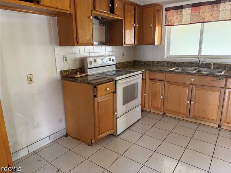 3 bedroom SingleFamilyResidence at 4143 Country Club Blvd, Cape Coral, Cape Coral — photo 3