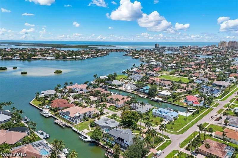 4 bedroom SingleFamilyResidence at 511 Alameda Ct, Estates, Marco Island — photo 3