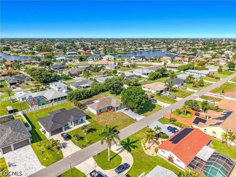 3 bedroom SingleFamilyResidence at 528 SE 27th St, Cape Coral, Cape Coral — photo 2