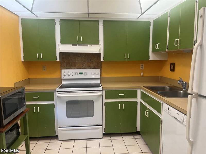 2 bedroom Condominium at 1740 Pine Valley Dr 110, Seven Lakes, Fort Myers — photo 2