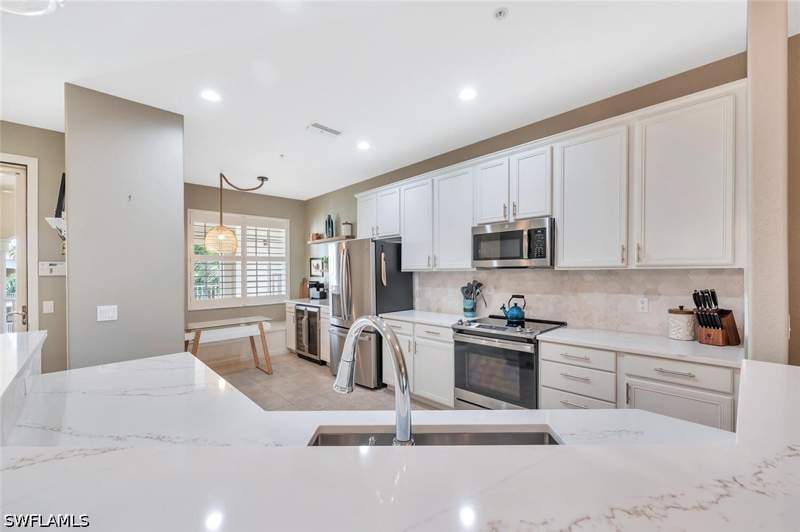 2 bedroom Condominium at 4833 Hampshire Ct 302, Lake Barrington, Naples — photo 5