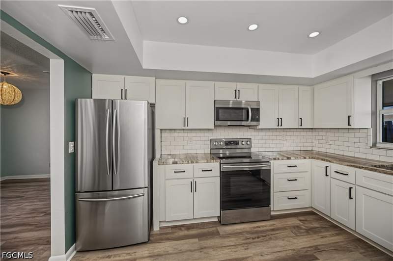 2 bedroom SingleFamilyResidence at 9782 Deerfoot Dr, South Pointe South, Fort Myers — photo 4