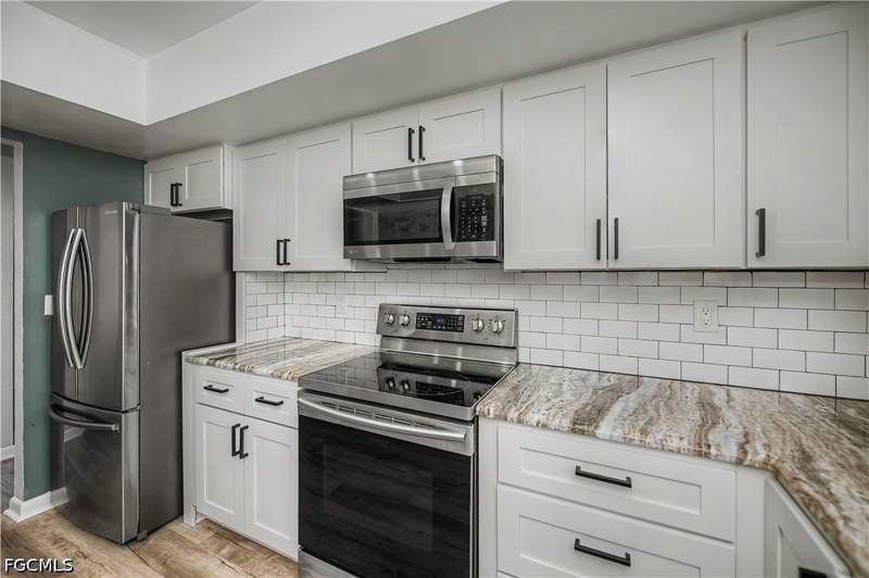 2 bedroom SingleFamilyResidence at 9782 Deerfoot Dr, South Pointe South, Fort Myers — photo 5